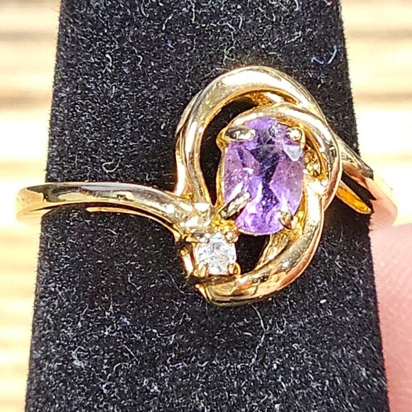 Gold tone Ring with Amethyst in the Center. Birthstone Ring!! Size - 7 - Picture 10 of 10